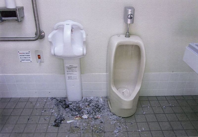 (写真)トイレ内に燃えカス